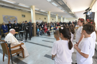 11-Viaje apost&#xf3;lico a Bulgaria: Visita al campo de refugiados de Vrazhdebna