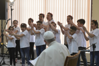 12-Voyage apostolique en Bulgarie : Visite du Saint-Père au Centre de réfugiés « Vrazhdebna »