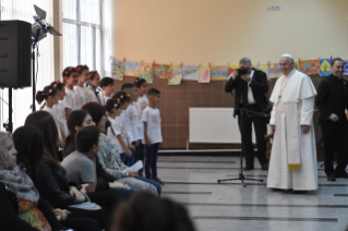 15-Voyage apostolique en Bulgarie : Visite du Saint-Père au Centre de réfugiés « Vrazhdebna »