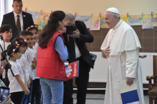 16-Voyage apostolique en Bulgarie : Visite du Saint-Père au Centre de réfugiés « Vrazhdebna »