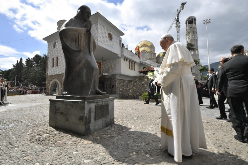 Papa y estatua de Madre Teresa