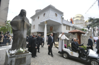 4-Viaje apostólico a Macedonia del Norte: Visita al Memorial Madre Teresa en presencia de líderes religiosos y encuentro con los pobres