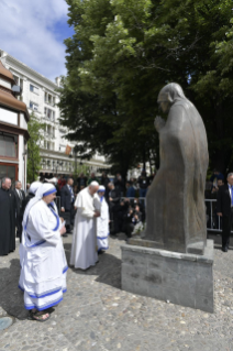 9-Viagem Apostólica à Macedônia do Norte: Visita ao Memorial Madre Teresa com a presença de religiosos e encontro com os pobres  