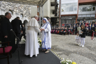 17-Viagem Apostólica à Macedônia do Norte: Visita ao Memorial Madre Teresa com a presença de religiosos e encontro com os pobres  