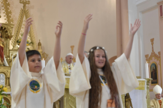 8-Voyage apostolique en Bulgarie : Messe et premières communions