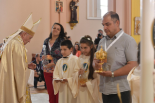 7-Voyage apostolique en Bulgarie : Messe et premières communions