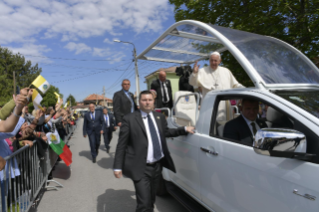 10-Voyage apostolique en Bulgarie : Messe et premières communions