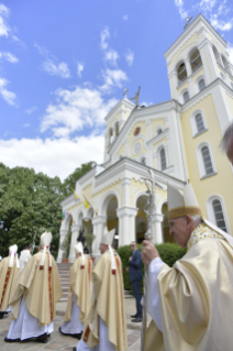 12-Voyage apostolique en Bulgarie : Messe et premières communions