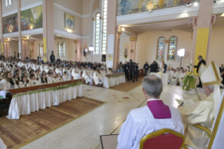 22-Viaje apostólico a Bulgaria: Santa Misa con celebración de primeras comuniones