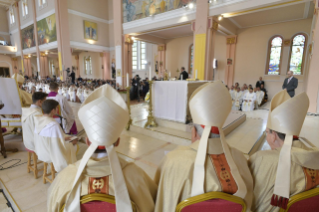 17-Viaje apostólico a Bulgaria: Santa Misa con celebración de primeras comuniones