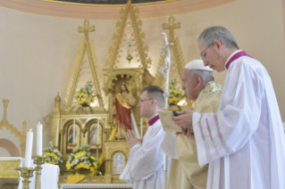 16-Voyage apostolique en Bulgarie : Messe et premières communions