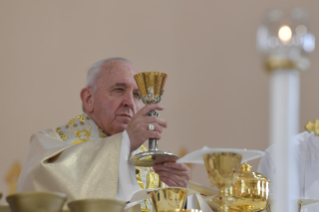 24-Viaje apostólico a Bulgaria: Santa Misa con celebración de primeras comuniones