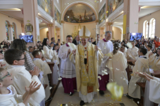 31-Voyage apostolique en Bulgarie : Messe et premières communions