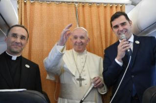 0-Viaggio Apostolico in Bulgaria e Macedonia del Nord: Incontro del Santo Padre con i giornalisti durante il volo diretto a Sofia