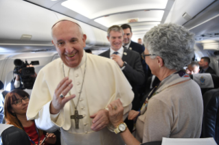 2-Viaje apostólico a Bulgaria y Macedonia del Norte: Encuentro del Santo Padre con los periodistas durante el vuelo a Sofía