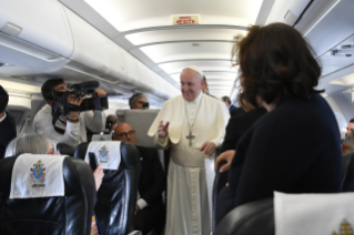 1-Viaggio Apostolico in Bulgaria e Macedonia del Nord: Incontro del Santo Padre con i giornalisti durante il volo diretto a Sofia