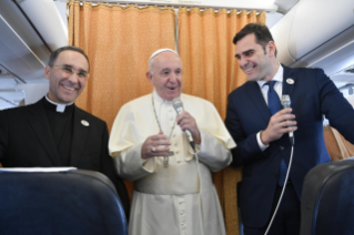 4-Viaggio Apostolico in Bulgaria e Macedonia del Nord: Incontro del Santo Padre con i giornalisti durante il volo diretto a Sofia