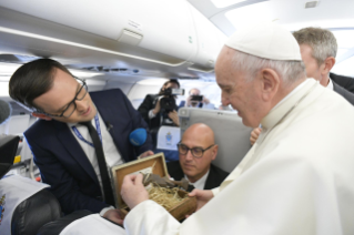 5-Viaggio Apostolico in Bulgaria e Macedonia del Nord: Incontro del Santo Padre con i giornalisti durante il volo diretto a Sofia