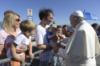 1-Visite du Saint-Père aux zones du diocèse de Camerino-Sanseverino Marche touchées par le séisme : Salut à la population