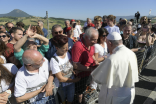 2-Visite du Saint-Père aux zones du diocèse de Camerino-Sanseverino Marche touchées par le séisme : Salut à la population