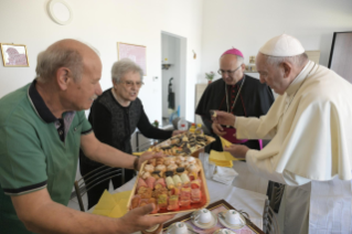 3-Visita del Santo Padre a las zonas afectadas por el terremoto de 2016 en la Di&#xf3;cesis de Camerino-Sanseverino Marche: Saludo a los habitantes