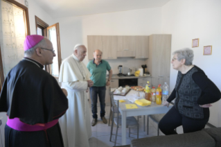 7-Visite du Saint-Père aux zones du diocèse de Camerino-Sanseverino Marche touchées par le séisme : Salut à la population
