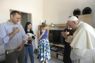 9-Visita del Santo Padre a las zonas afectadas por el terremoto de 2016 en la Di&#xf3;cesis de Camerino-Sanseverino Marche: Saludo a los habitantes