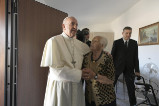 10-Visite du Saint-Père aux zones du diocèse de Camerino-Sanseverino Marche touchées par le séisme : Salut à la population