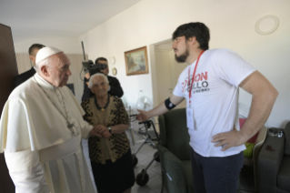 11-Visita del Santo Padre a las zonas afectadas por el terremoto de 2016 en la Di&#xf3;cesis de Camerino-Sanseverino Marche: Saludo a los habitantes
