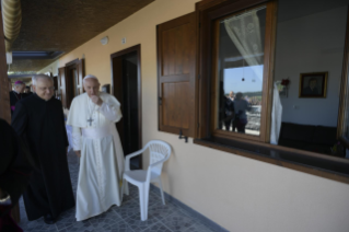 13-Visite du Saint-Père aux zones du diocèse de Camerino-Sanseverino Marche touchées par le séisme : Salut à la population