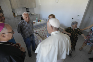 14-Visite du Saint-Père aux zones du diocèse de Camerino-Sanseverino Marche touchées par le séisme : Salut à la population
