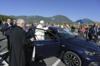 15-Visite du Saint-Père aux zones du diocèse de Camerino-Sanseverino Marche touchées par le séisme : Salut à la population