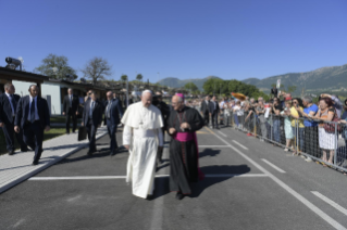 16-Visite du Saint-Père aux zones du diocèse de Camerino-Sanseverino Marche touchées par le séisme : Salut à la population
