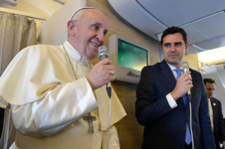 1-Viaggio Apostolico negli Emirati Arabi Uniti: Incontro del Santo Padre con i giornalisti durante il volo diretto ad Abu Dhabi