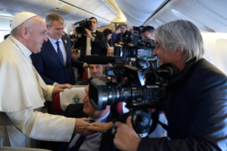 0-Apostolische Reise in die Vereinigten Arabischen Emirate: Grussworte an die Journalisten auf dem Flug nach Abu Dhabi