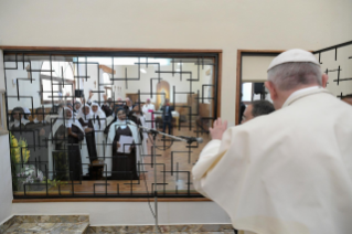 9-Apostolische Reise nach Madagaskar: Mittagshore im Kloster der Unbeschuhten Karmelitinnen 