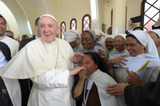 29-Apostolische Reise nach Madagaskar: Mittagshore im Kloster der Unbeschuhten Karmelitinnen 