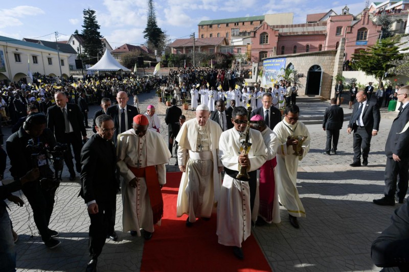 Bergoglio, entrando en la catedral