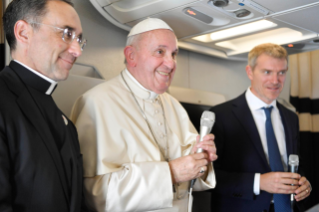 5-Apostolische Reise nach Mosambik, Madagaskar und Mauritius: Pressekonferenz mit dem Heiligen Vater auf dem Rückflug nach Rom