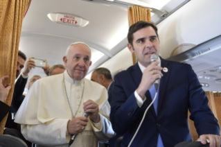 0-Viaje apost&#xf3;lico a Marruecos: Saludo del Santo Padre a los periodistas durante el vuelo a Rabat