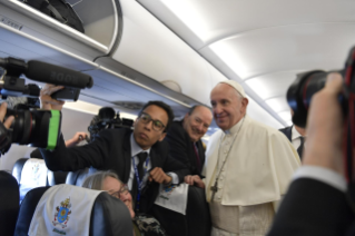 4-Viaje apost&#xf3;lico a Marruecos: Saludo del Santo Padre a los periodistas durante el vuelo a Rabat