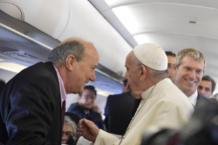 2-Viaje apost&#xf3;lico a Marruecos: Saludo del Santo Padre a los periodistas durante el vuelo a Rabat