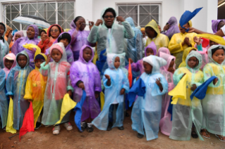 0-Apostolische Reise nach Mosambik: Besuch im Krankenhaus von Zimpeto