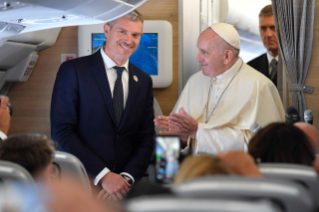 0-Viaggio Apostolico in Mozambico: Incontro del Santo Padre con i giornalisti durante il volo diretto a Maputo