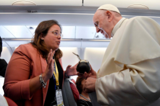 5-Viaggio Apostolico in Mozambico: Incontro del Santo Padre con i giornalisti durante il volo diretto a Maputo