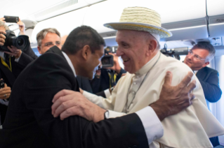 3-Viaggio Apostolico in Mozambico: Incontro del Santo Padre con i giornalisti durante il volo diretto a Maputo