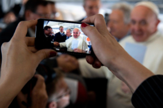 6-Viaje apost&#xf3;lico a Panam&#xe1;: Saludo del Santo Padre a los periodistas durante el vuelo de ida