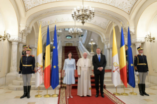 8-Voyage apostolique en Roumanie : Rencontre avec les autorités, la société civile et le corps diplomatique au Palais Cotroceni