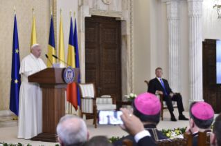 10-Viaje apostólico a Rumanía: Encuentro con las autoridades, la sociedad civil y el Cuerpo Diplomático