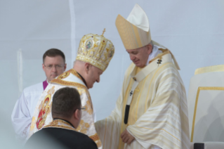 11-Viaje apostólico a Rumanía: Divina Liturgia con beatificación de los siete obispos greco-católicos mártires
